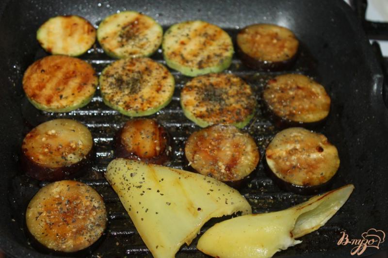 Фото приготовление рецепта: Жареные овощи с ореховым соусом шаг №3