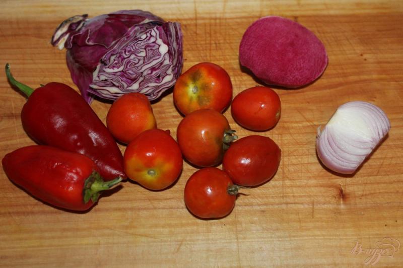 Фото приготовление рецепта: Салат из краснокочанной капусты с редькой и помидорами шаг №1