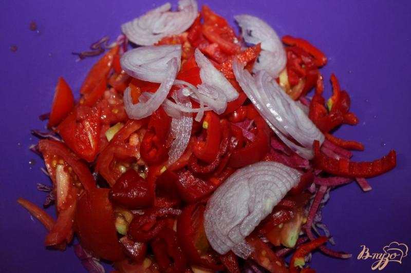 Фото приготовление рецепта: Салат из краснокочанной капусты с редькой и помидорами шаг №4
