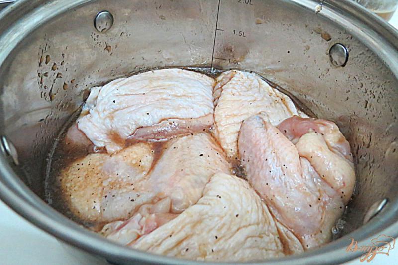 Фото приготовление рецепта: Крылья и бёдра маринованные в глазури из соуса наршараб шаг №6