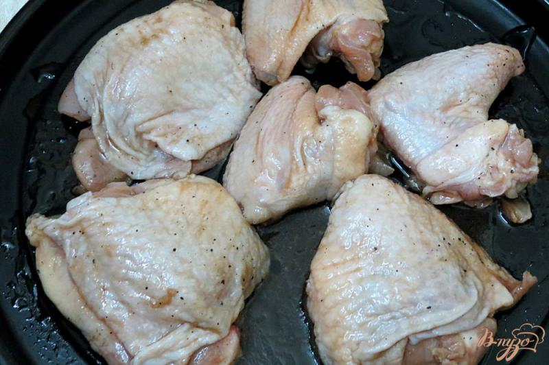 Фото приготовление рецепта: Крылья и бёдра маринованные в глазури из соуса наршараб шаг №7