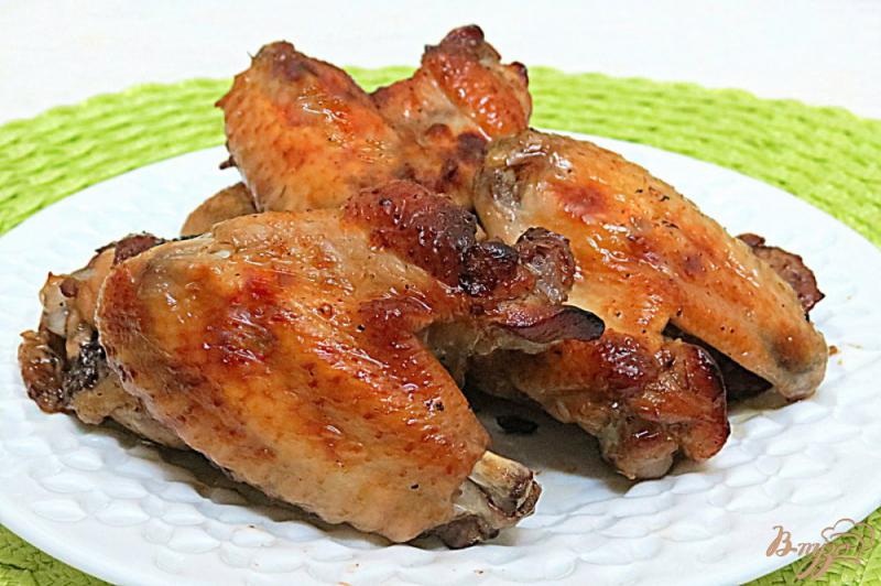 Фото приготовление рецепта: Крылья и бёдра маринованные в глазури из соуса наршараб шаг №9