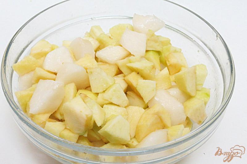 Фото приготовление рецепта: Шарлотка с яблоками и грушами шаг №3