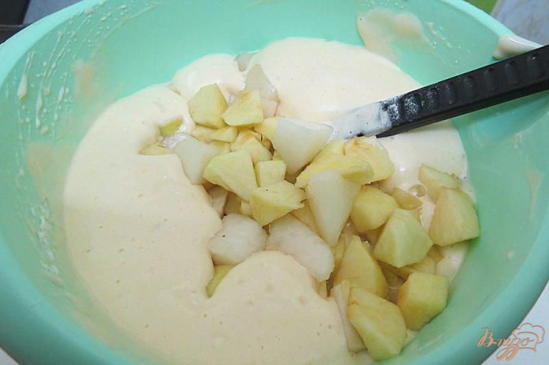 Фото приготовление рецепта: Шарлотка с яблоками и грушами шаг №7
