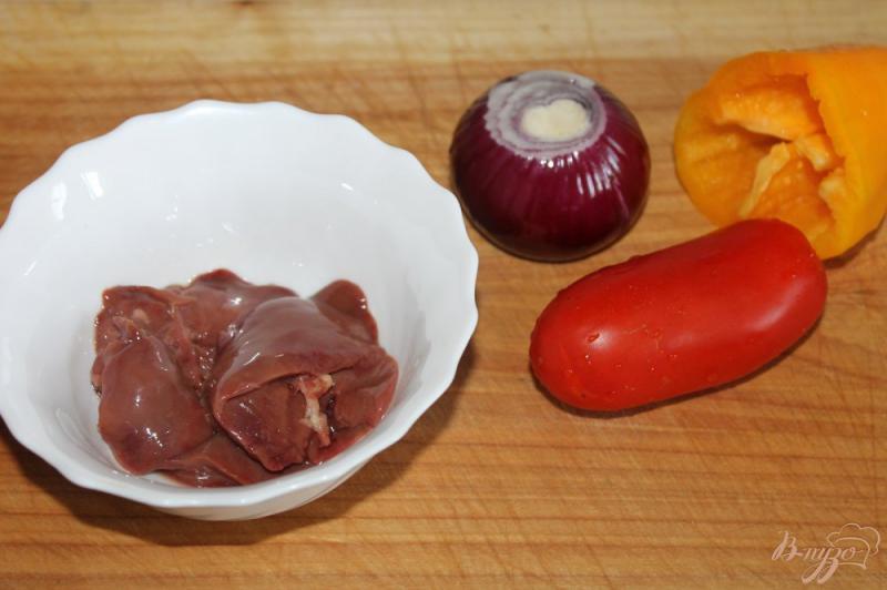 Фото приготовление рецепта: Салат с куриной печенью, овощами и маринованным луком шаг №1