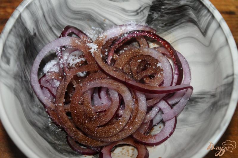 Фото приготовление рецепта: Салат с куриной печенью, овощами и маринованным луком шаг №4