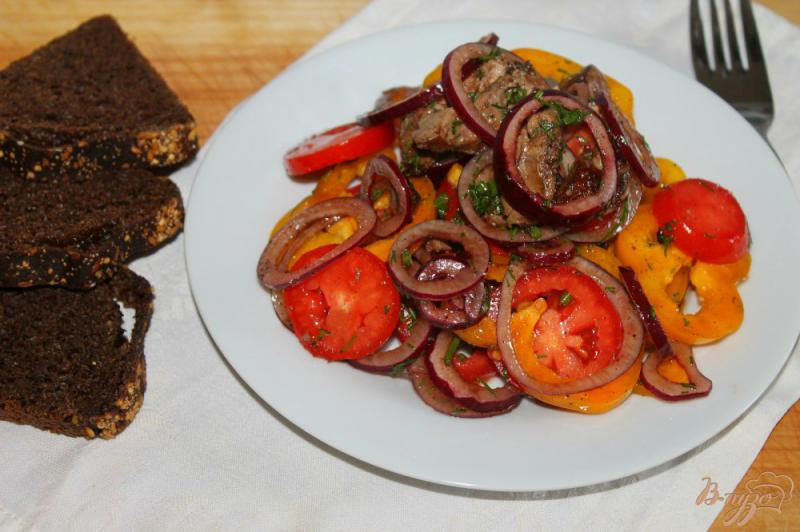Фото приготовление рецепта: Салат с куриной печенью, овощами и маринованным луком шаг №7