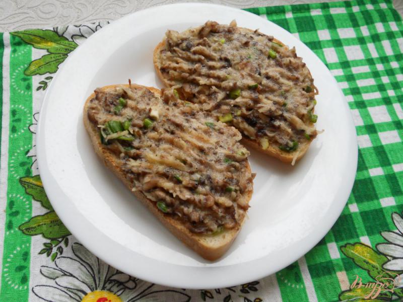 Фото приготовление рецепта: Горячие бутерброды с картофелем и грибами шаг №3