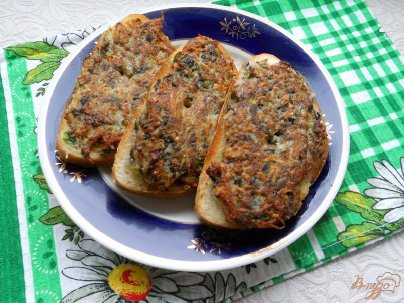 Фото приготовление рецепта: Горячие бутерброды с картофелем и грибами шаг №5