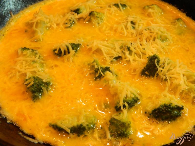 Фото приготовление рецепта: Омлет с брокколи и сыром шаг №5