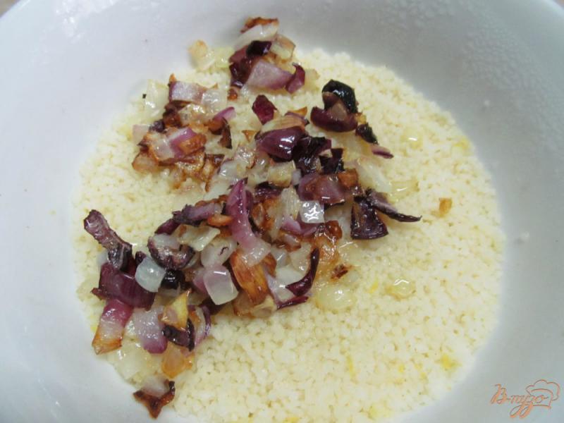 Фото приготовление рецепта: Кус-кус с жареным луком и печеными овощами шаг №4