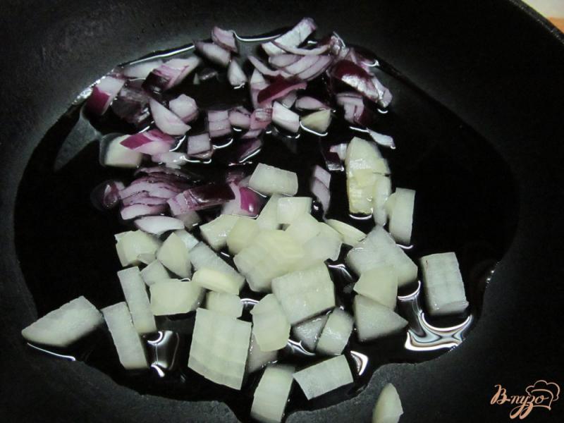 Фото приготовление рецепта: Кус-кус с жареным луком и печеными овощами шаг №3