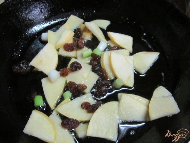 Фото приготовление рецепта: Теплый салат с беконом яблоком и фасолью шаг №2
