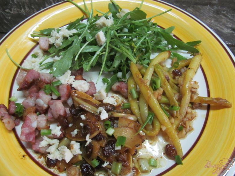 Фото приготовление рецепта: Теплый салат с беконом яблоком и фасолью шаг №4