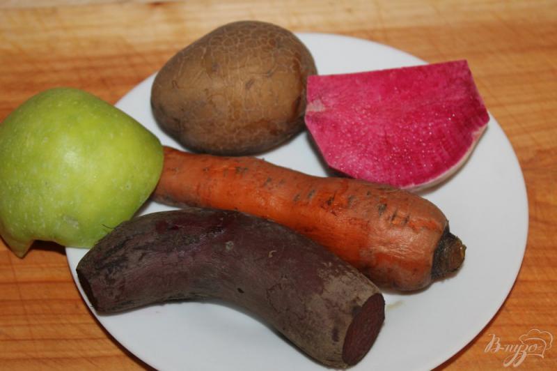 Фото приготовление рецепта: Свекольный салат с красной редькой и яблоком шаг №1