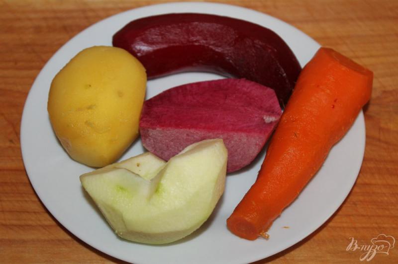 Фото приготовление рецепта: Свекольный салат с красной редькой и яблоком шаг №2
