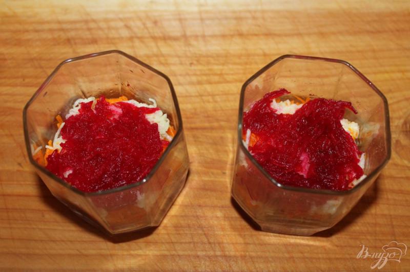 Фото приготовление рецепта: Свекольный салат с красной редькой и яблоком шаг №5