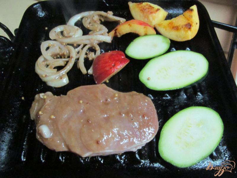 Фото приготовление рецепта: Жареный стейк с персиком и кабачком шаг №3