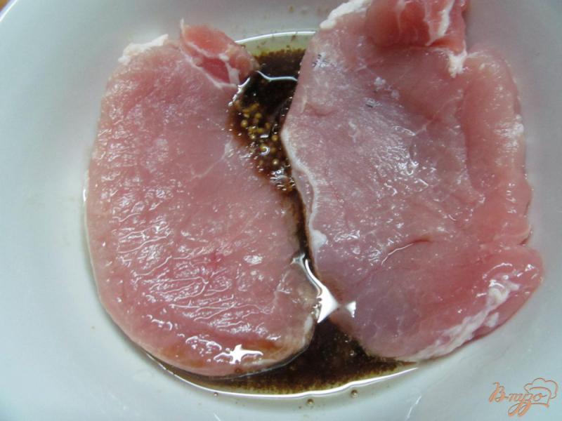 Фото приготовление рецепта: Жареный стейк с персиком и кабачком шаг №2
