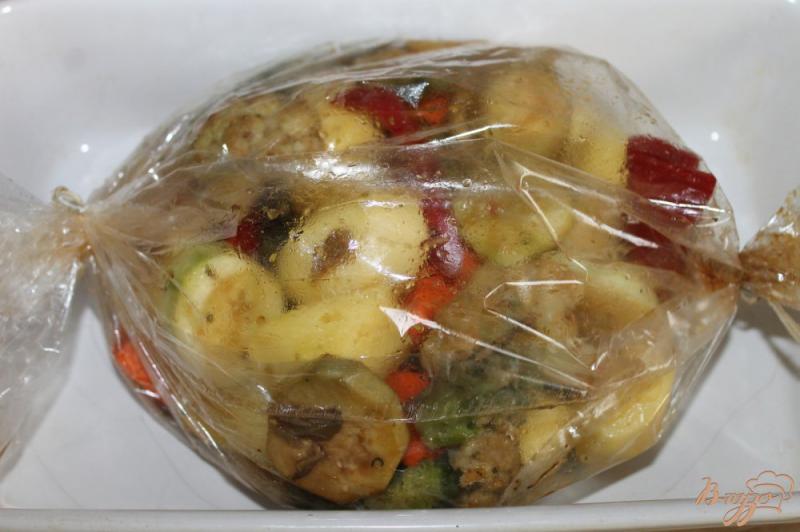 Фото приготовление рецепта: Запеченный картофель с грибами, брокколи и кабачком в рукаве шаг №4