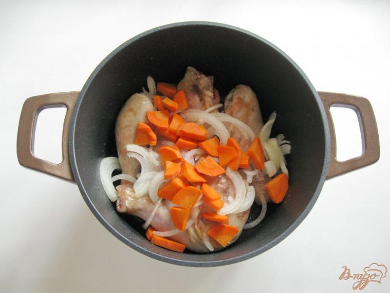 Фото приготовление рецепта: Курица с баклажанами в соусе шаг №2