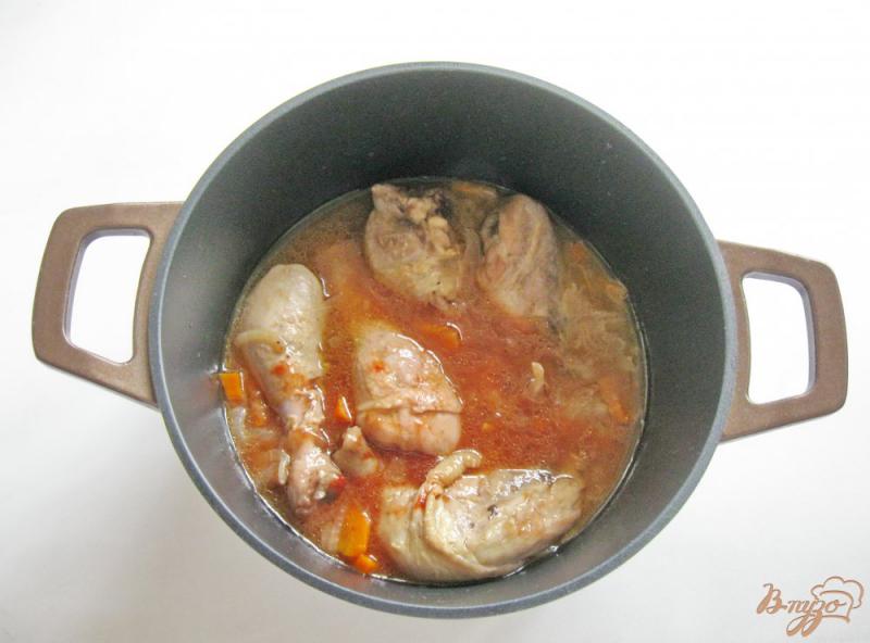 Фото приготовление рецепта: Курица с баклажанами в соусе шаг №4