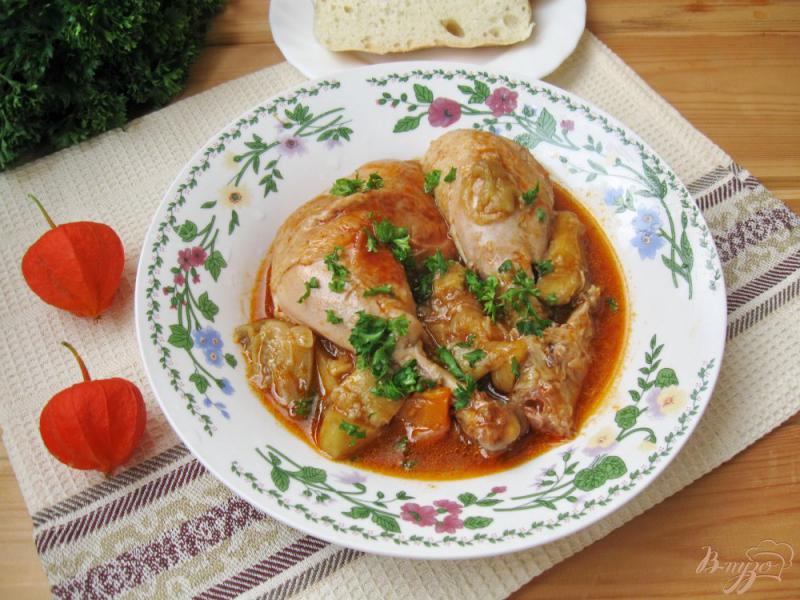 Фото приготовление рецепта: Курица с баклажанами в соусе шаг №7