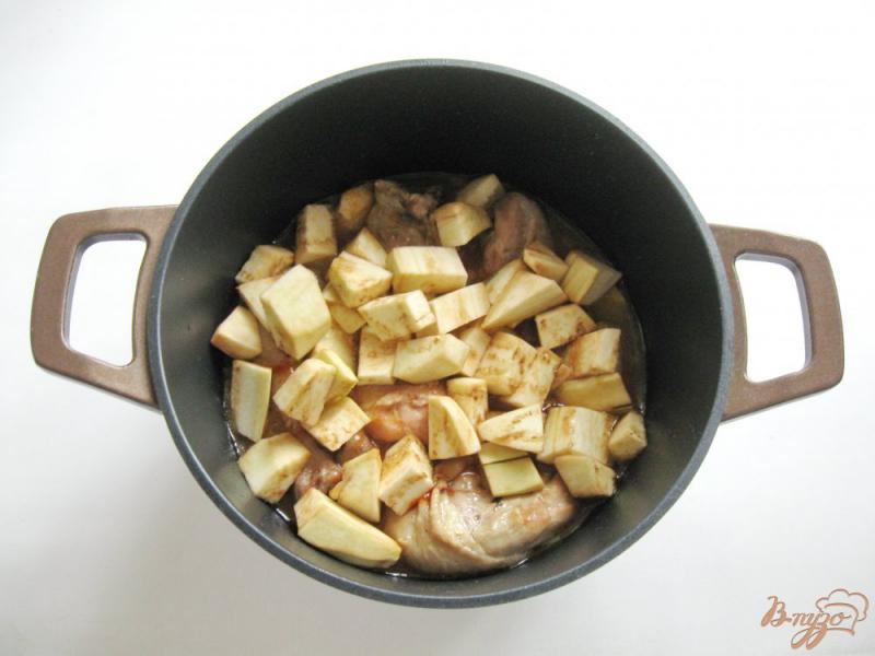 Фото приготовление рецепта: Курица с баклажанами в соусе шаг №5