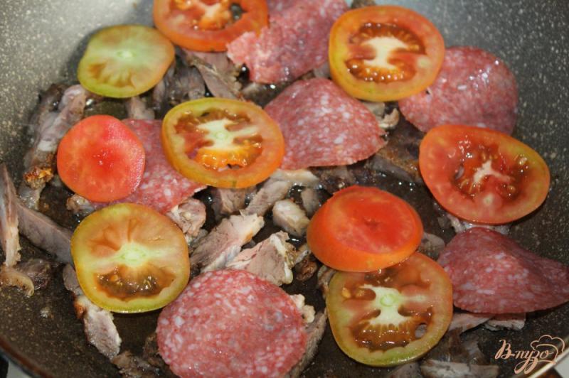 Фото приготовление рецепта: Сочный омлет с телятиной и помидорами шаг №2