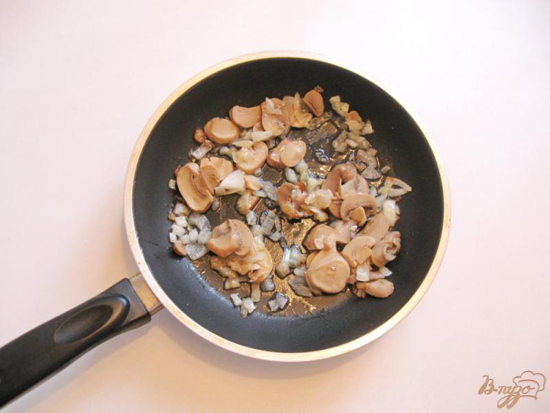 Фото приготовление рецепта: Макароны с луком и грибами шаг №3