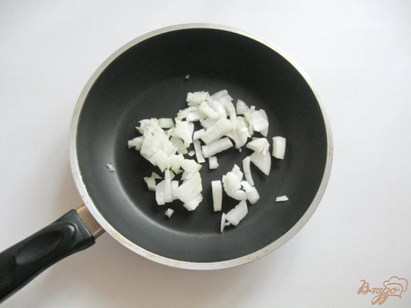 Фото приготовление рецепта: Макароны с луком и грибами шаг №1