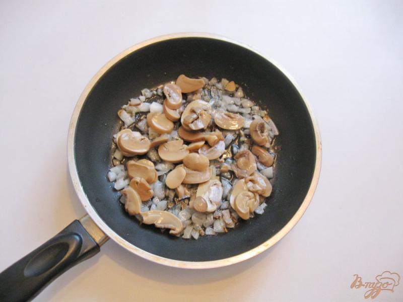 Фото приготовление рецепта: Макароны с луком и грибами шаг №2