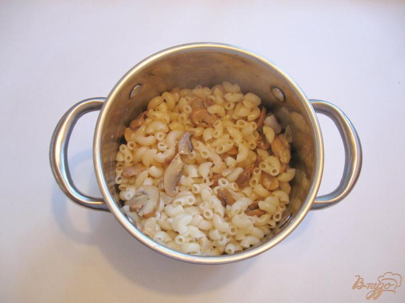 Фото приготовление рецепта: Макароны с луком и грибами шаг №6