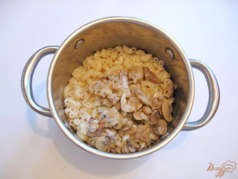 Фото приготовление рецепта: Макароны с луком и грибами шаг №5