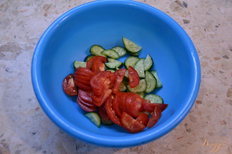Фото приготовление рецепта: Салат из овощей с колбасой, яйцом и горошком шаг №1