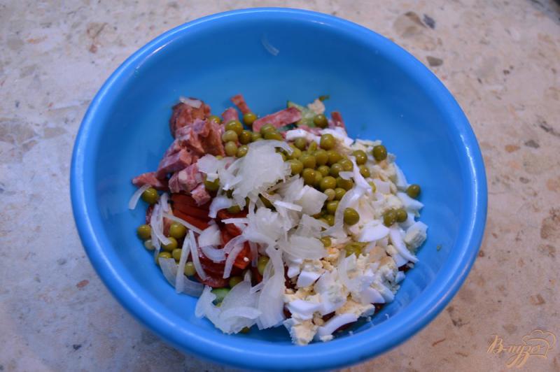 Фото приготовление рецепта: Салат из овощей с колбасой, яйцом и горошком шаг №3