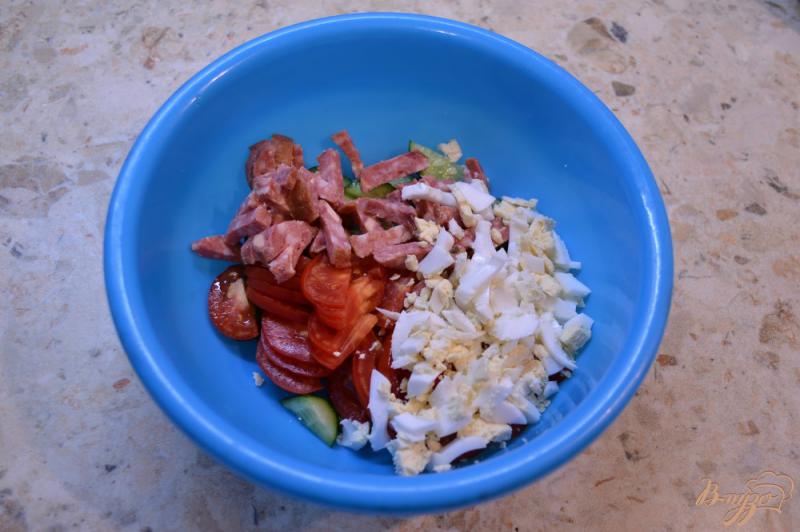 Фото приготовление рецепта: Салат из овощей с колбасой, яйцом и горошком шаг №2