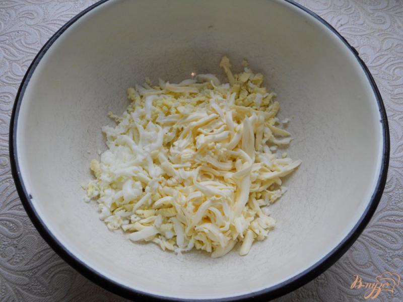 Фото приготовление рецепта: Бутерброды с сыром, яйцом и помидорами шаг №1