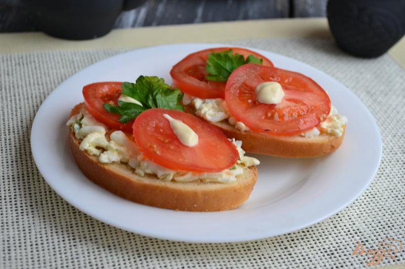 Фото приготовление рецепта: Бутерброды с сыром, яйцом и помидорами шаг №4