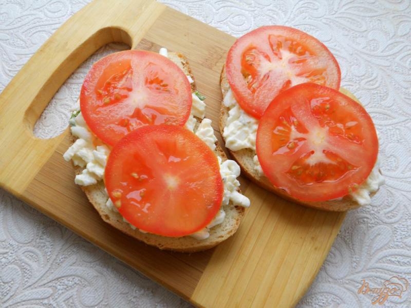 Фото приготовление рецепта: Бутерброды с сыром, яйцом и помидорами шаг №3