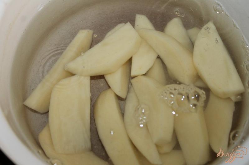 Фото приготовление рецепта: Отварной картофель в сливочно - сметанном соусе с баклажаном шаг №2