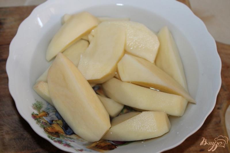 Фото приготовление рецепта: Отварной картофель в сливочно - сметанном соусе с баклажаном шаг №1