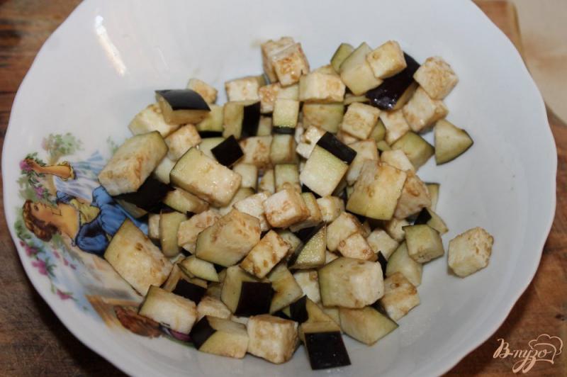 Фото приготовление рецепта: Отварной картофель в сливочно - сметанном соусе с баклажаном шаг №3