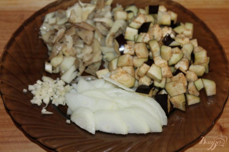 Фото приготовление рецепта: Отварной картофель в сливочно - сметанном соусе с баклажаном шаг №4