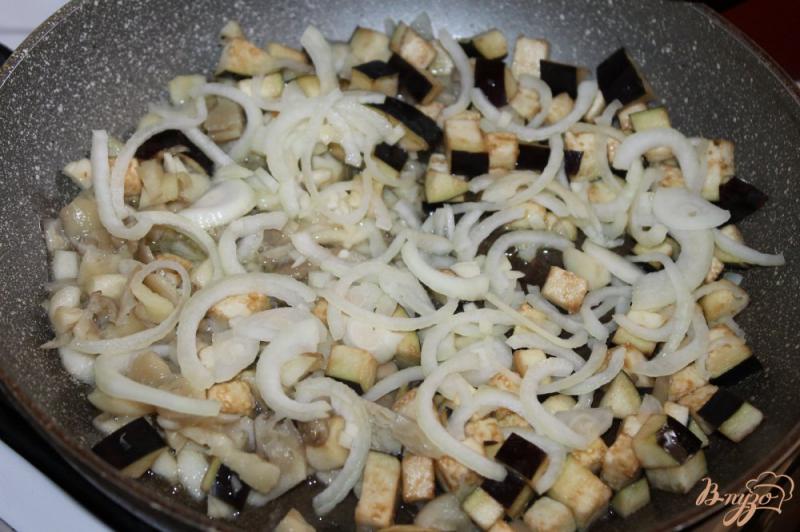 Фото приготовление рецепта: Отварной картофель в сливочно - сметанном соусе с баклажаном шаг №5