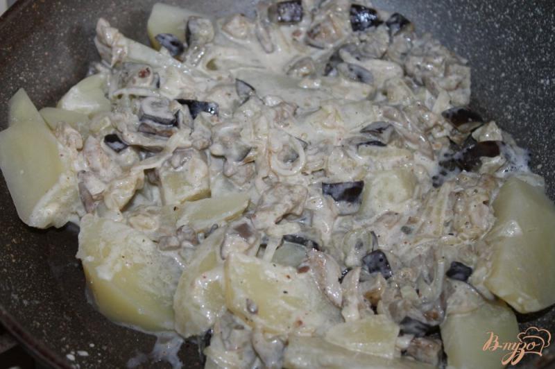 Фото приготовление рецепта: Отварной картофель в сливочно - сметанном соусе с баклажаном шаг №7