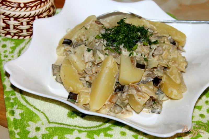 Фото приготовление рецепта: Отварной картофель в сливочно - сметанном соусе с баклажаном шаг №8