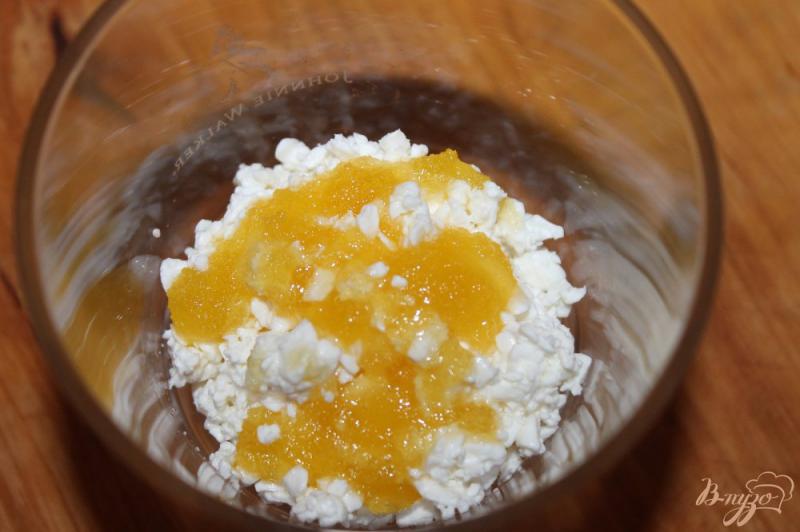 Фото приготовление рецепта: Творожный десерт с медом, сливами и бананом шаг №2