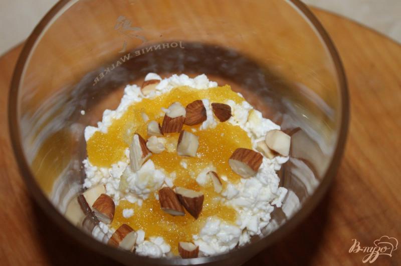 Фото приготовление рецепта: Творожный десерт с медом, сливами и бананом шаг №3