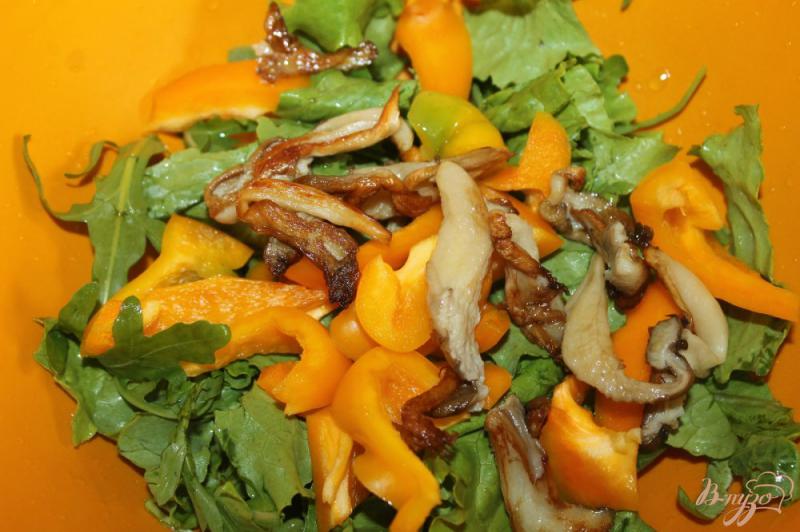 Фото приготовление рецепта: Салат с курицей, грибами и перцем шаг №3